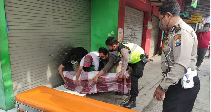 Mayat Mr. X Tergeletak di Depan Ruko Bringinbendo Mayat Mr. X Tergeletak di Depan Ruko Bringinbendo