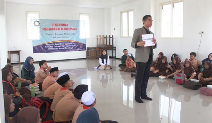 Adakan Pengabdian Masyarakat, Mahasiswa Ilkom UINSA Ajari Anak SD Dasar Public Speaking Adakan Pengabdian Masyarakat, Mahasiswa Ilkom UINSA Ajari Anak SD Dasar Public Speaking