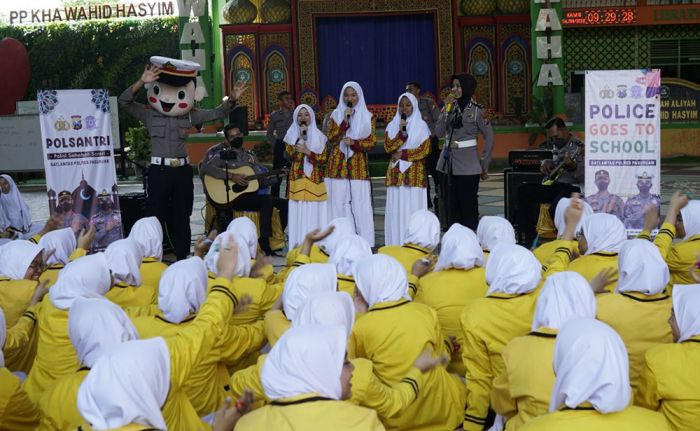 Ajak Santri Taat Berlalu Lintas, Satlantas Polres Pasuruan Gelar Program Ajak Santri Taat Berlalu Lintas, Satlantas Polres Pasuruan Gelar Program