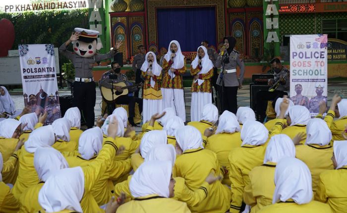 Ajak Santri Taat Berlalu Lintas, Satlantas Polres Pasuruan Gelar Program 