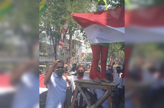 Ketua DPRD Lamongan Bersama PKL Kibarkan Bendera Merah Putih, Tanda Pantang Menyerah Hadapi PPKM