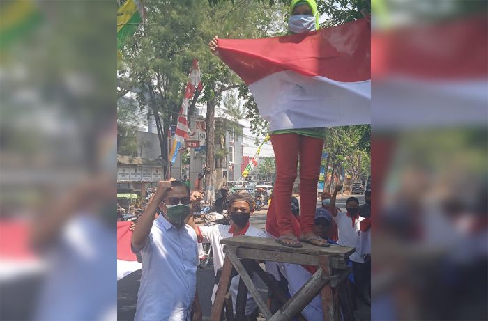 Ketua DPRD Lamongan Bersama PKL Kibarkan Bendera Merah Putih, Tanda Pantang Menyerah Hadapi PPKM Ketua DPRD Lamongan Bersama PKL Kibarkan Bendera Merah Putih, Tanda Pantang Menyerah Hadapi PPKM