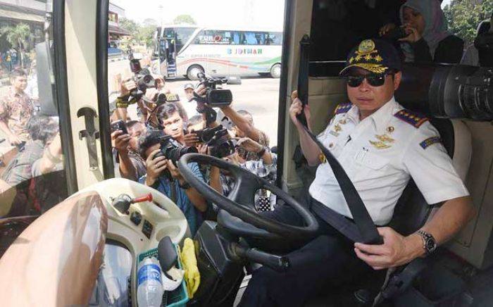 Sabuk Pengaman Tak Berfungsi, Menteri Jonan Larang Bus Berangkat Sabuk Pengaman Tak Berfungsi, Menteri Jonan Larang Bus Berangkat