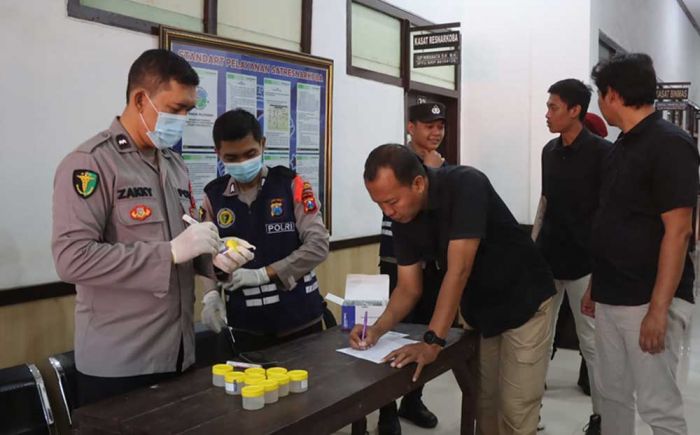 Deteksi Dini Penggunaan Narkoba, Personel Polres Probolinggo Kota Dites Urine Deteksi Dini Penggunaan Narkoba, Personel Polres Probolinggo Kota Dites Urine
