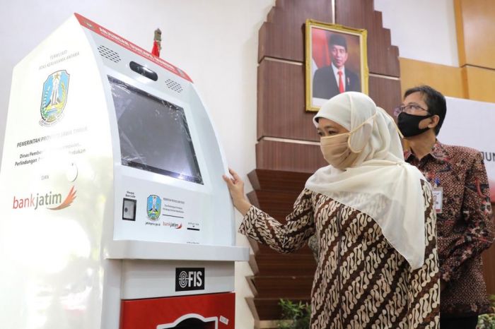 Gubernur Khofifah Serahkan Bantuan Mesin ADM ke-20 Kabupaten/Kota Bantuan CSR Bank Jatim Gubernur Khofifah Serahkan Bantuan Mesin ADM ke-20 Kabupaten/Kota Bantuan CSR Bank Jatim