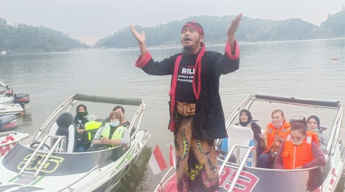 Paguyuban Reyog Obyog Ponorogo Beri Dukungan Paslon Sugiri-Lisdyarita di atas Speedboat Paguyuban Reyog Obyog Ponorogo Beri Dukungan Paslon Sugiri-Lisdyarita di atas Speedboat