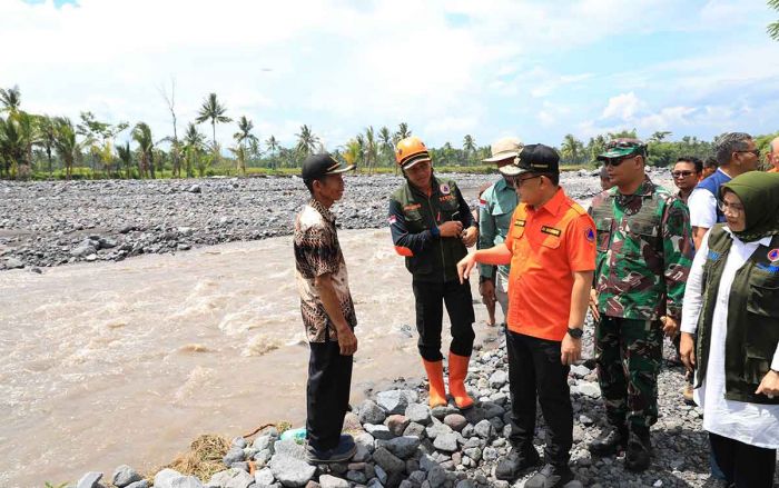 Pj Gubernur Jatim Tinjau Dampak Banjir Lahar Dingin di Lumajang Pj Gubernur Jatim Tinjau Dampak Banjir Lahar Dingin di Lumajang