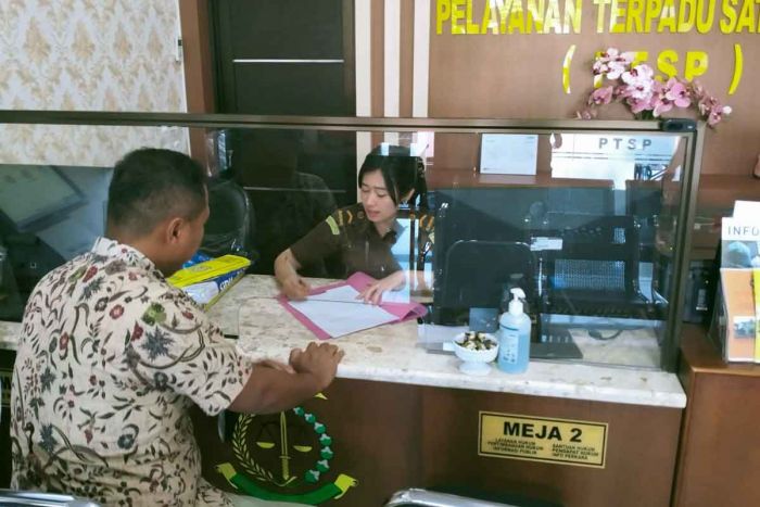 Pelapor Kasus Pengadaan PLTS Dinkes Ngawi Kembali Datangi Kantor Kejari, Ada Apa? Pelapor Kasus Pengadaan PLTS Dinkes Ngawi Kembali Datangi Kantor Kejari, Ada Apa?