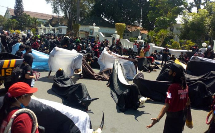 Tuntut Izin Pertunjukan, Seniman Kuda Lumping Jombang Unjuk Rasa Tuntut Izin Pertunjukan, Seniman Kuda Lumping Jombang Unjuk Rasa
