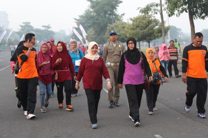 Ribuan Warga Kediri Ikuti Jalan Sehat Ribuan Warga Kediri Ikuti Jalan Sehat