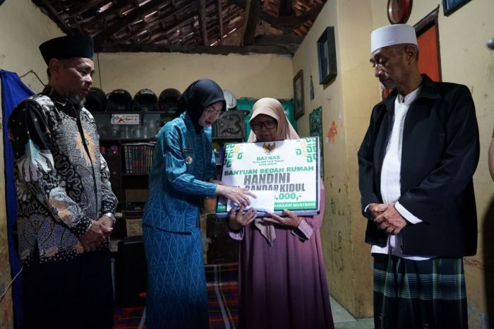 Rumah Kerap Bocor, Nenek 76 Tahun di Kota Kediri Terima Bantuan Bedah Rumah Rp20 Juta
