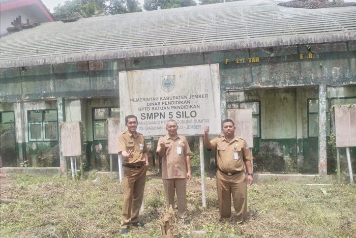 Dua Tahun Tak Diperbaiki, Dispendik Jember Janjikan Rehab Berat Ruang Belajar SMPN 5 Silo Tahun 2023 Dua Tahun Tak Diperbaiki, Dispendik Jember Janjikan Rehab Berat Ruang Belajar SMPN 5 Silo Tahun 2023