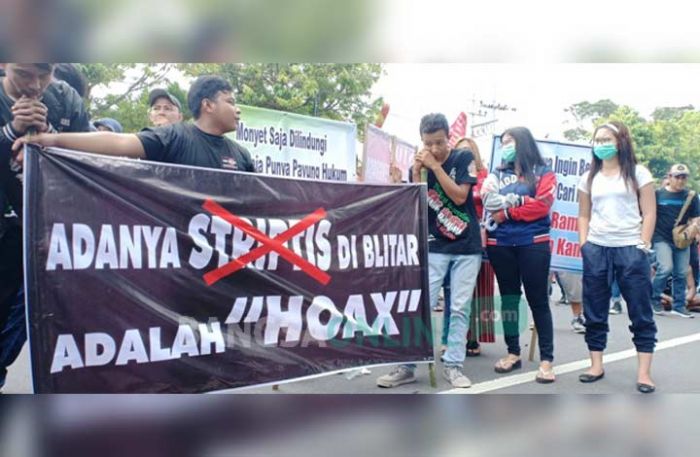 DPRD Dicap Tak Pancasilais Oleh Orator, Unjuk Rasa Buntut Penutupan Maxi Brillian Nyaris Ricuh DPRD Dicap Tak Pancasilais Oleh Orator, Unjuk Rasa Buntut Penutupan Maxi Brillian Nyaris Ricuh
