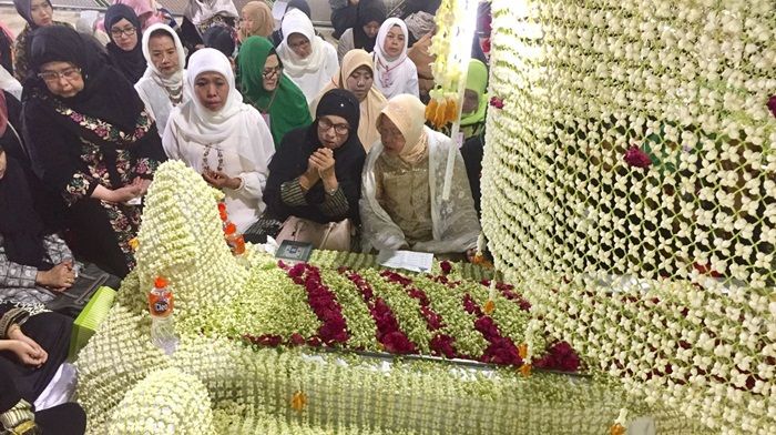 Hadiri Haul Sunan Ampel, Khofifah Disambut Antusias Warga Surabaya Hadiri Haul Sunan Ampel, Khofifah Disambut Antusias Warga Surabaya