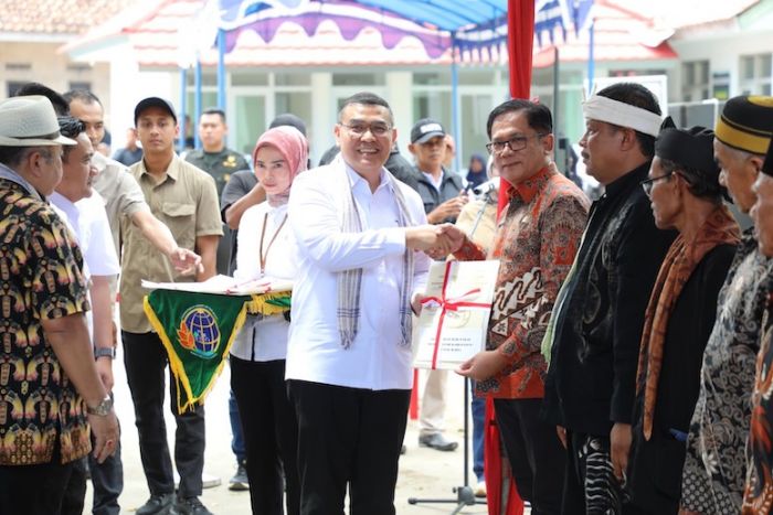 Serahkan 1.641 Sertifikat Redistribusi di Majalengka, Wamen Ossy: Keadilan dan Kesejahteraan Rakyat Serahkan 1.641 Sertifikat Redistribusi di Majalengka, Wamen Ossy: Keadilan dan Kesejahteraan Rakyat