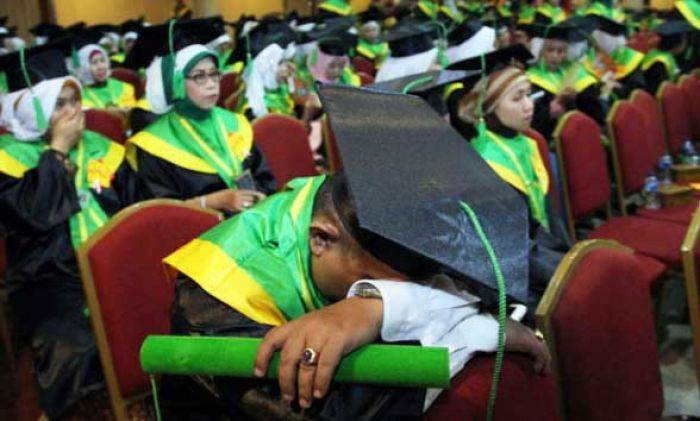 Kemenristek Dikti Gerebek Wisuda Bodong, Peserta Bingung Ditanya Nama Mata Kuliah Kemenristek Dikti Gerebek Wisuda Bodong, Peserta Bingung Ditanya Nama Mata Kuliah