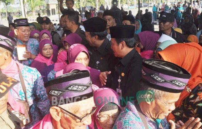 Berangkatkan 1.485 JCH, Bupati Gresik Berpesan agar Selalu Jaga Kesehatan