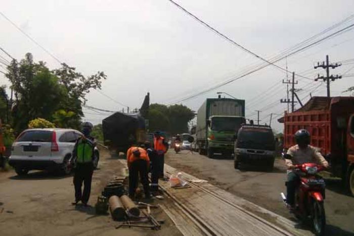 Perbaikan Jalan Nasional di Raci hanya Tambal Sulam, Berdalih agar Lalu Lintas Tetap Lancar Perbaikan Jalan Nasional di Raci hanya Tambal Sulam, Berdalih agar Lalu Lintas Tetap Lancar
