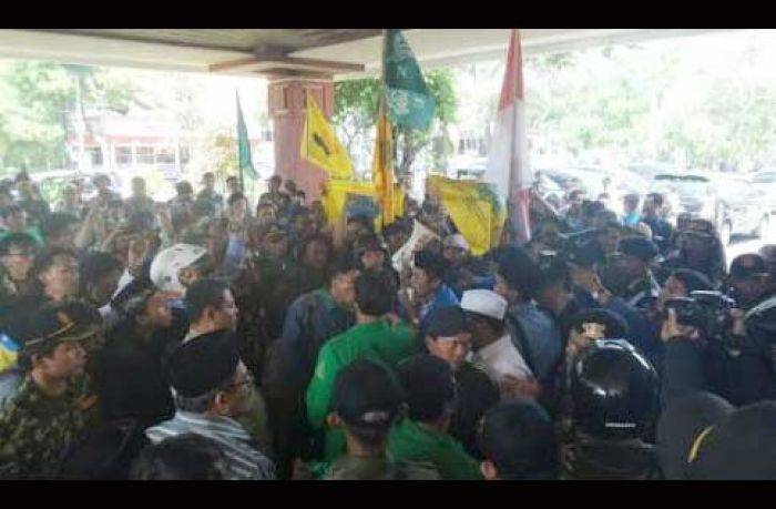 Tuntut Klarifikasi Armuji, Generasi Muda NU Padati Gedung DPRD Surabaya Tuntut Klarifikasi Armuji, Generasi Muda NU Padati Gedung DPRD Surabaya