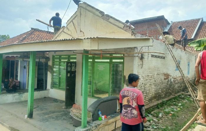 Dana Minim, Warga Bulusari Pasuruan Gotong Royong Wujudkan Rehab Rumah Gakin Dana Minim, Warga Bulusari Pasuruan Gotong Royong Wujudkan Rehab Rumah Gakin