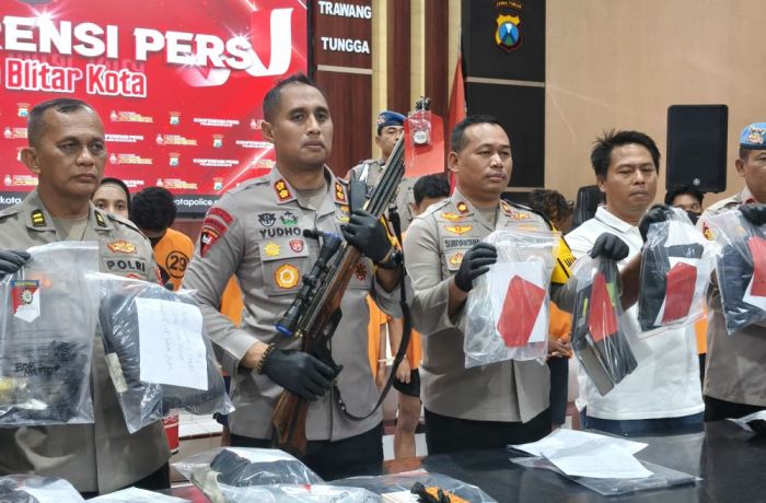 Pemilik Senapan Angin Penyerangan di Mapolres Blitar Kota Terungkap, Bondet dan Puluhan BB Diamankan Pemilik Senapan Angin Penyerangan di Mapolres Blitar Kota Terungkap, Bondet dan Puluhan BB Diamankan