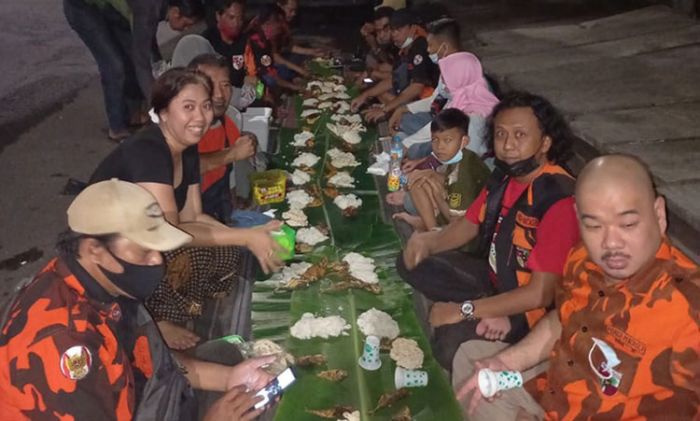 Jaga Rasa Kekeluargaan, Pemuda Pancasila Dukuh Pakis Gelar Bukber Bersama Beralaskan Daun Pisang