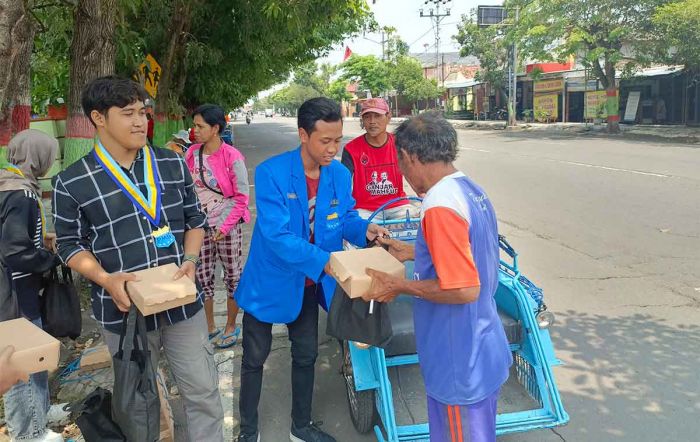 Gelar Aksi Sosial, Mahasiswa Nganjuk Kolaborasi Bagikan Sembako dan Nasi Gratis ke Masyarakat