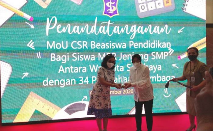 13 Ribu Siswa SMP di Surabaya Terima Bantuan Beasiswa Hingga Lulus 13 Ribu Siswa SMP di Surabaya Terima Bantuan Beasiswa Hingga Lulus