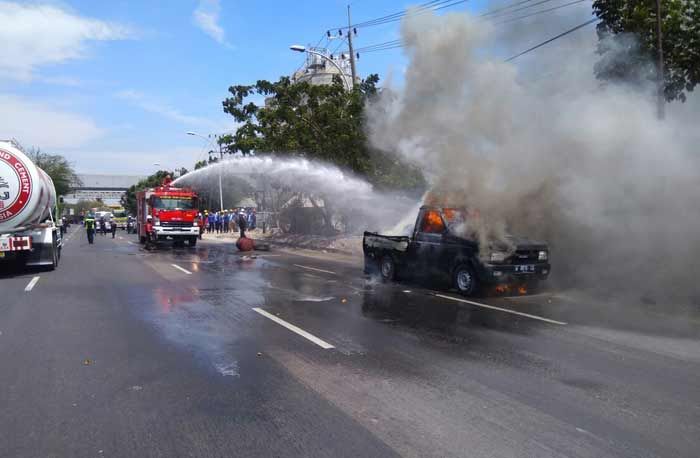 Mobil Pick Up Muatan Solar Terbakar di Jalur Pantura Mobil Pick Up Muatan Solar Terbakar di Jalur Pantura
