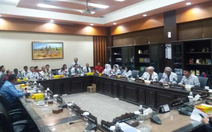 Tuntut Kepastian Nasib, Guru K2 Wadul Komisi E Tuntut Kepastian Nasib, Guru K2 Wadul Komisi E