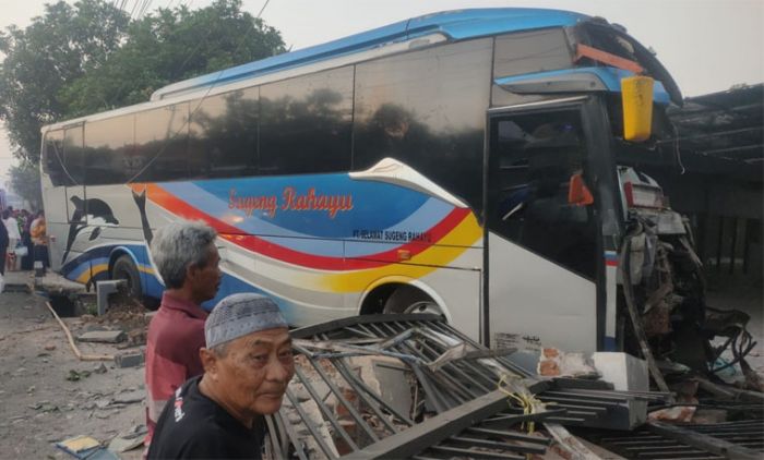 Hindari Truk Putar Balik, Bus Sugeng Rahayu Seruduk Rumah Warga di Jombang