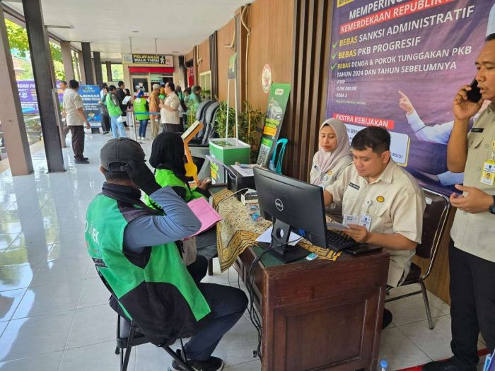 Ratusan Driver Ojol Mulai Manfaatkan Program Pemutihan Pajak Kendaraan Jatim 2025 Ratusan Driver Ojol Mulai Manfaatkan Program Pemutihan Pajak Kendaraan Jatim 2025