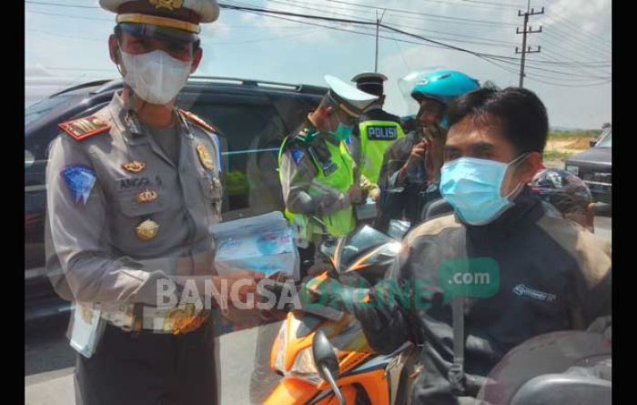 Berdebu, Satlantas Polres Gresik Bagi-bagi Masker di Jalan Manyar Berdebu, Satlantas Polres Gresik Bagi-bagi Masker di Jalan Manyar