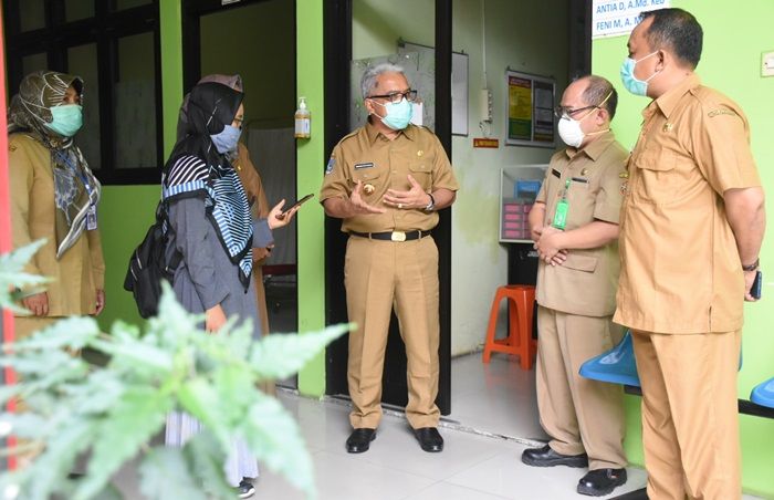 Tinjau Puskesmas Sooko Pasca Meninggalnya Nakes, Pjs Bupati Minta Penyintas Jadi Agen Perubahan