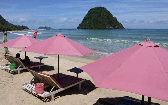 Para Wisatawan Berdatangan Lagi, Pantai Pulau Merah Kembali Bersih Para Wisatawan Berdatangan Lagi, Pantai Pulau Merah Kembali Bersih