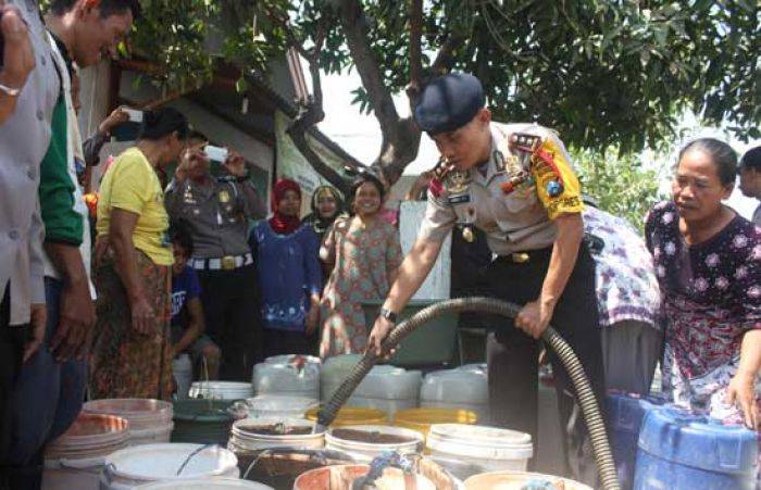 Polres Tuban Dropping Air Bersih Warga di Sekitar Proyek Minyak, Warga Minta Pertamina EP ikut Bantu Polres Tuban Dropping Air Bersih Warga di Sekitar Proyek Minyak, Warga Minta Pertamina EP ikut Bantu