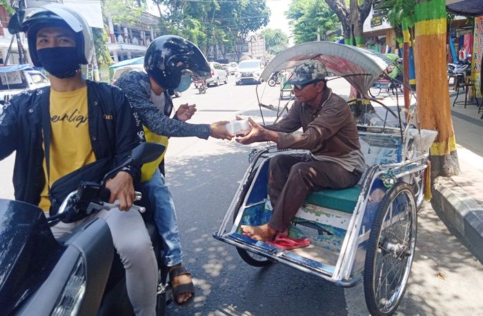 Jurnalis Center Pamekasan Gandeng PSBB Beri Edukasi Prokes dan Bagikan Nasi Kotak ke Abang Becak Jurnalis Center Pamekasan Gandeng PSBB Beri Edukasi Prokes dan Bagikan Nasi Kotak ke Abang Becak