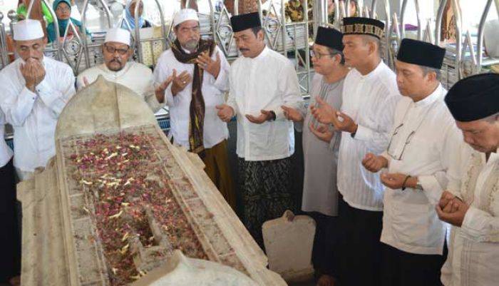 Peringati Hari Jadi Pemkab Gresik, Wabup Bersama Pejabat Ziarah di Makam Waliyullah