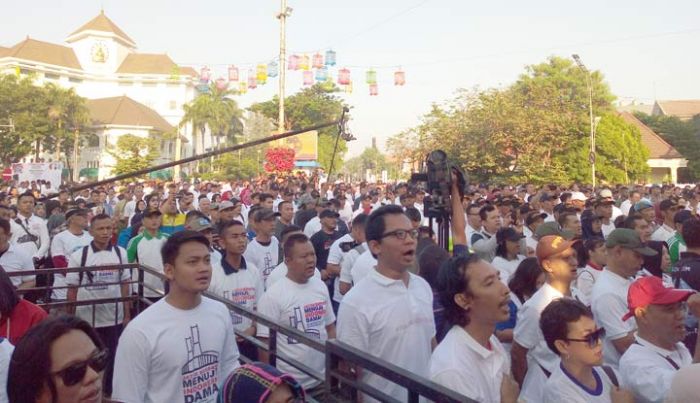 Tempik Sorak "Kerusuhan No, Perdamaian Yes" Menggema di Monumen Polisi Istimewa Tempik Sorak "Kerusuhan No, Perdamaian Yes" Menggema di Monumen Polisi Istimewa