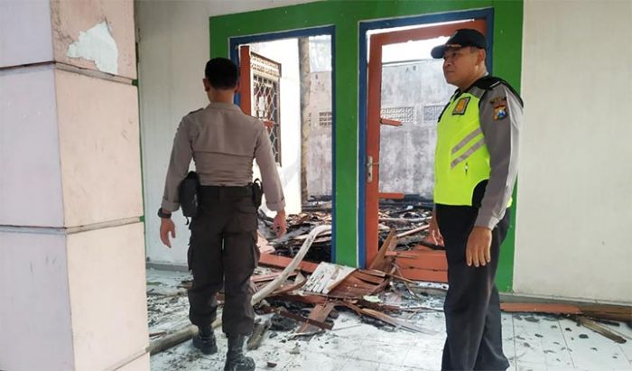 Bangunan Bekas Rumah Makan di Ngawi Ludes Dilalap Si Jago Merah Bangunan Bekas Rumah Makan di Ngawi Ludes Dilalap Si Jago Merah