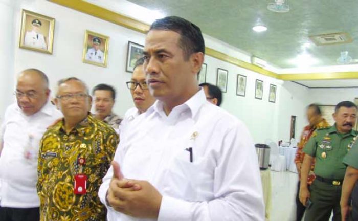 Sambangi Ngawi, Mentan: Bulog Harus Beli Gabah Petani Seharga Rp 3700 per Kg Sambangi Ngawi, Mentan: Bulog Harus Beli Gabah Petani Seharga Rp 3700 per Kg