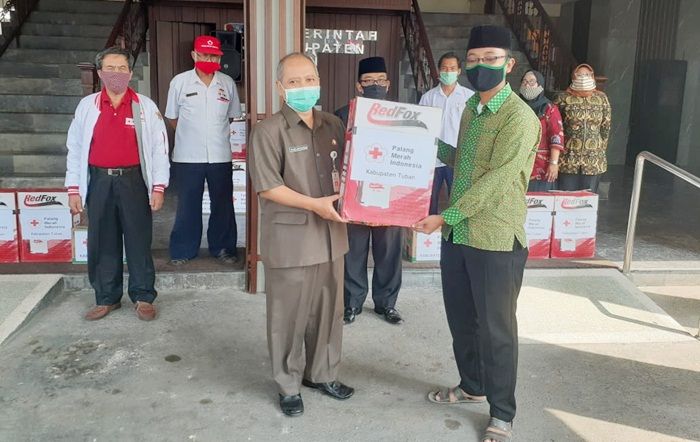 ​PMI Tuban Salurkan Puluhan Dus Hand Sprayer dan Pembersih Lantai ke Pesantren