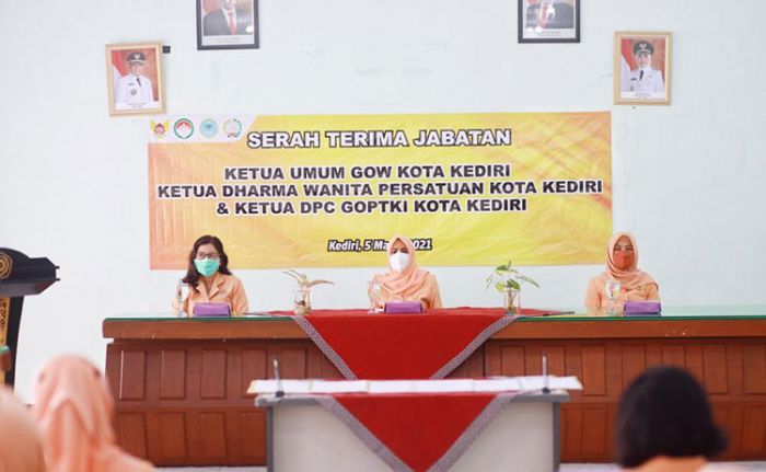 Kukuhkan Ketua DWP, GOW, dan DPC GOPTKI Kota Kediri, Bunda Fey: Selamat Bertugas Kukuhkan Ketua DWP, GOW, dan DPC GOPTKI Kota Kediri, Bunda Fey: Selamat Bertugas