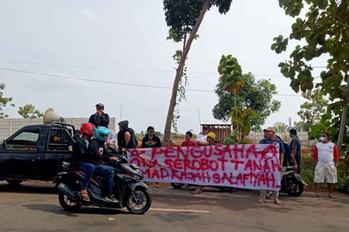 Tolak Pendirian Pabrik Palawija, Masyarakat Tuban Gelar Aksi Demo dan Blokir Jalan