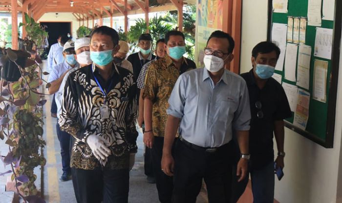 Kunjungi Pabrik Rokok, Cabup Yuhronur Efendi Jadi Rebutan Selfie Karyawan Kunjungi Pabrik Rokok, Cabup Yuhronur Efendi Jadi Rebutan Selfie Karyawan