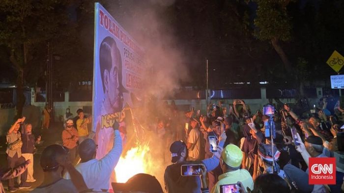 Bakar Gambar Jokowi dan Anwar Usman,  Massa Demo hingga Malam Hari