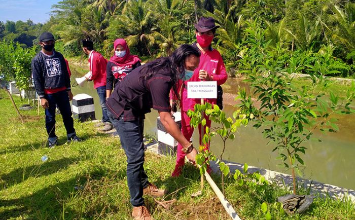 Lestarikan Lingkungan, DPC PDIP Trenggalek Gelar Tanam Pohon di Area Aliran Sungai Dam Desa Prambon