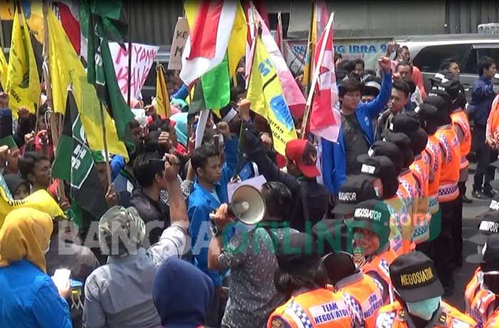 Protes Konflik Rohingya, GAM Jombang Demo dan Sobek Bendera Myanmar di Taman ASEAN