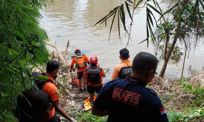 Mayat Wanita Tanpa Busana Ditemukan Mengapung di Sungai Jagir Mayat Wanita Tanpa Busana Ditemukan Mengapung di Sungai Jagir