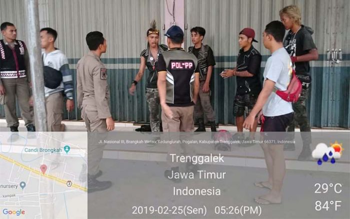 Pesta Miras dan Ngamen di Traffic Light, 4 Anak Punk Diamankan Satpol PP Pesta Miras dan Ngamen di Traffic Light, 4 Anak Punk Diamankan Satpol PP